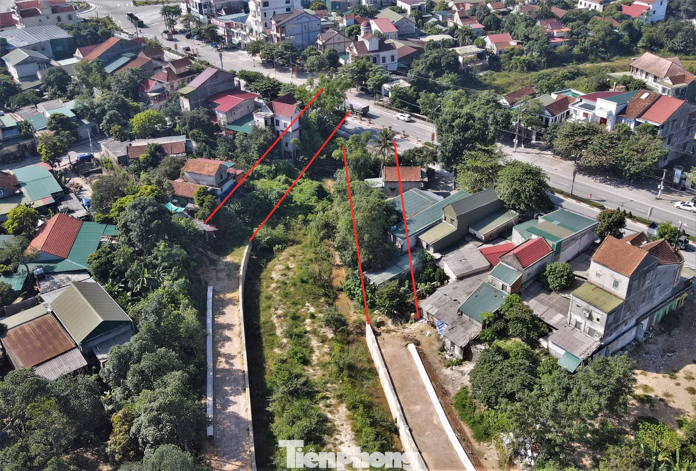 Tuy nhiên, sau 5 năm triển khai, giai đoạn 2 dự án dù đã “đội vốn” gấp đôi song đến nay vẫn ngổn ngang, chưa thể hoàn thành do còn vướng mắc giải phóng mặt bằng của 12 hộ dân. Giai đoạn 3 dự án còn vướng cả điểm đầu và điểm cuối của tuyến.