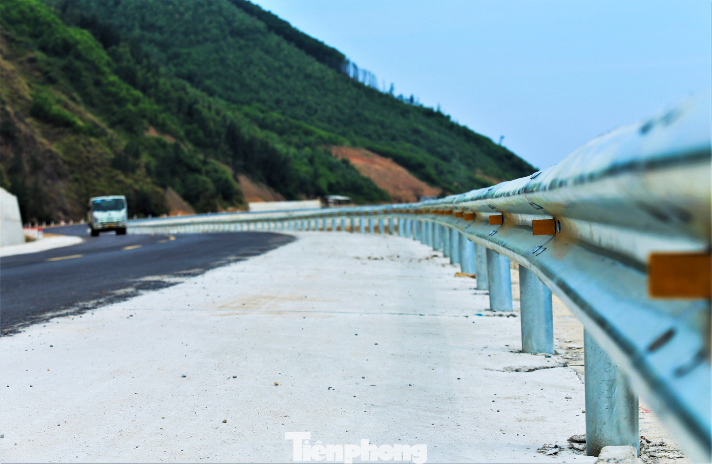 Công trình được thiết kế theo tiêu chuẩn đường cấp III đồng bằng với bề rộng nền đường 12 m, bề rộng mặt đường 7 m, bề rộng làn xe thô sơ (gia cố lề) 4 m và lề đường đất 1 m.