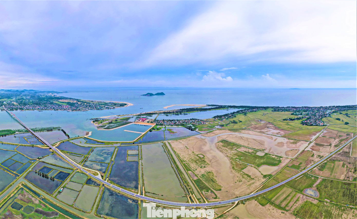 Tuyến đường bộ ven biển Xuân Hội - Thạch Khê - Vũng Áng (hiện trạng là tuyến đường tỉnh ĐT.547) dài 120km, bắt đầu từ cầu Cửa Hội (huyện Nghi Xuân) đến điểm giao với quốc lộ 12C ở cảng Vũng Áng (thị xã Kỳ Anh, tỉnh Hà Tĩnh).