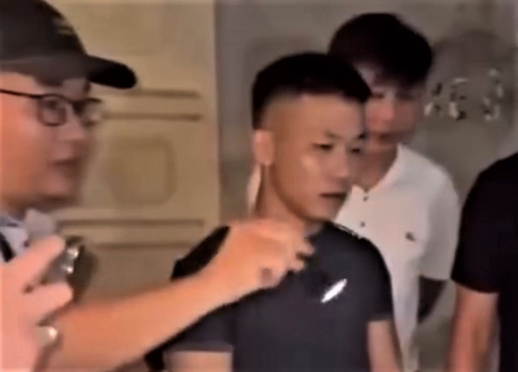 Chân dung nghi phạm (áo đen giữa). Chân dung nghi phạm (áo đen giữa).