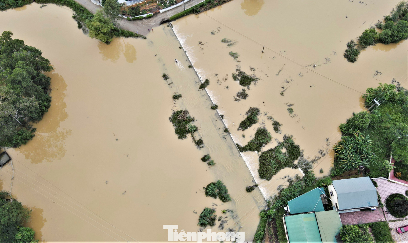 Nhiều năm qua, khi có các trận mưa kéo dài khiến mực nước dâng cao, chảy qua tràn Trung Lộc, cũng là lúc khuôn viên trường bị nước tràn vào, ngập cục bộ.