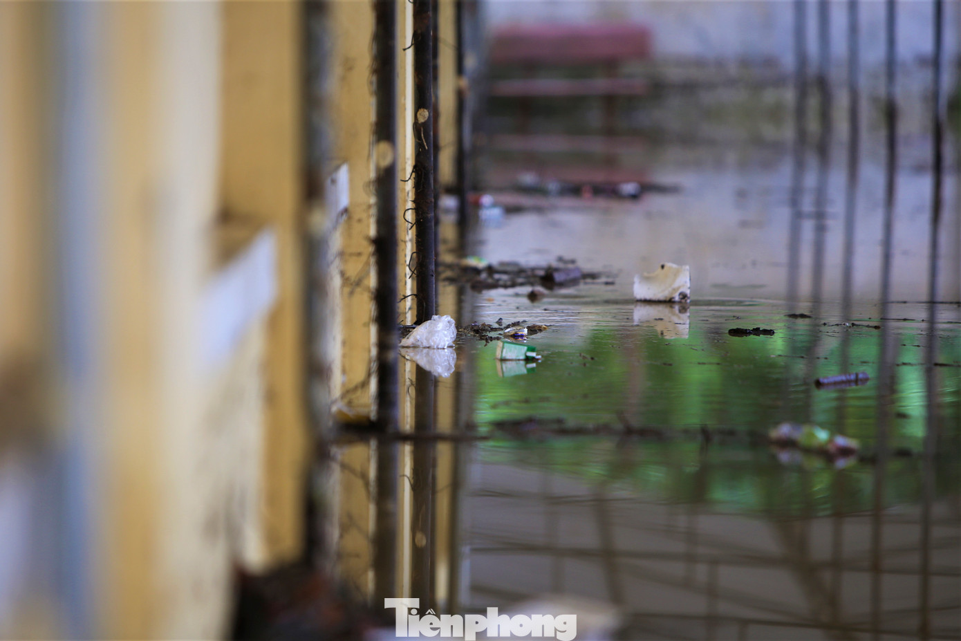 Nhà để xe của học sinh, giáo viên cũng bị ngập sâu hơn 0,5m.