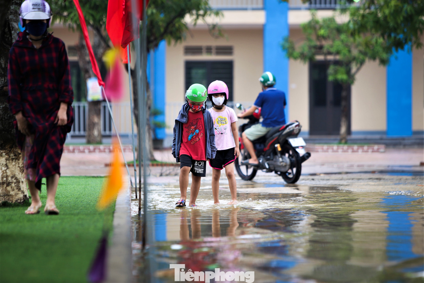 Nhiều học sinh cùng phụ huynh quay lại trường dọn đồ dùng cùng giáo viên.