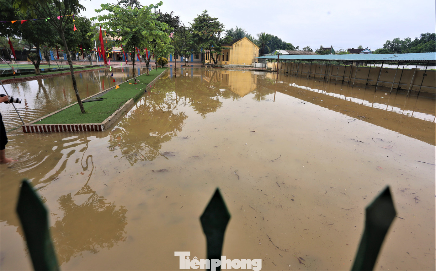 Ngày 27/9, do ảnh hưởng của hoàn lưu áp thấp nhiệt đới, địa bàn Hà Tĩnh có mưa to. Lượng mưa đo được phổ biến 100-288mm, có nơi trên 550mm. Mưa lớn kéo dài khiến khuôn viên Trường Tiểu học Trung Lộc bị ngập sâu hơn 0,5m.