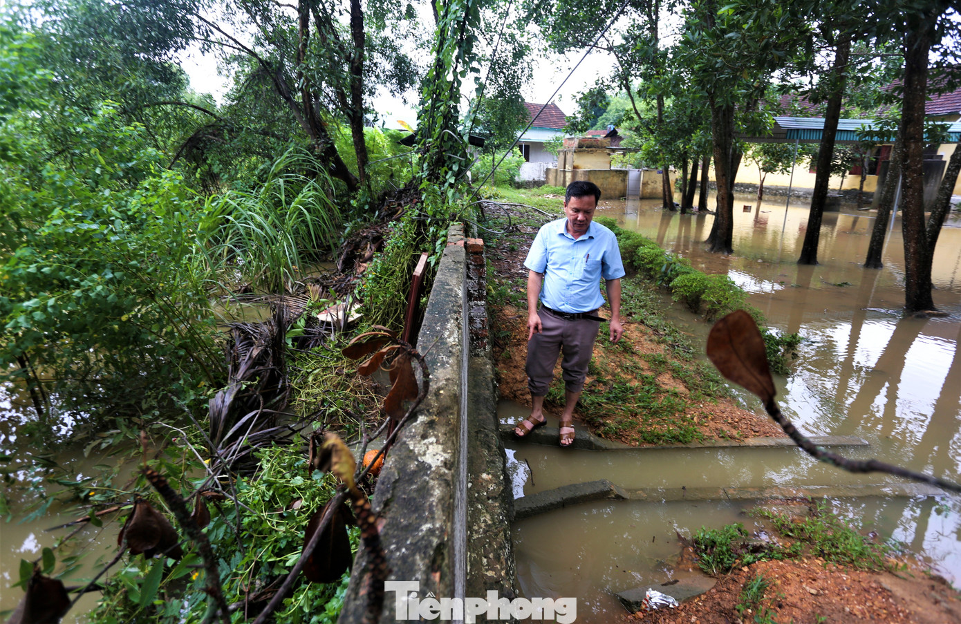 Trao đổi với Tiền Phong, ông Nguyễn Huy Tài - Hiệu trưởng Trường Tiểu học Trung Lộc cho biết, việc khuôn viên trường bị ngập đã diễn ra nhiều năm qua. “Do hệ thống tiêu thoát nước kém, phía sau dãy nhà hiệu bộ có rãnh nước từ bãi tràn vào nên mưa lớn là nước lại tràn vào, gây ngập khuôn viên. Nhà trường phải cho học sinh nghỉ học, giáo viên canh nước lên và kêu gọi phụ huynh hỗ trợ dọn dẹp đồ dùng”, ông Tài nói.