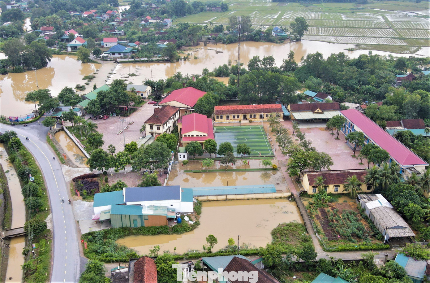 Trường Tiểu học Trung Lộc (xã Trung Lộc, huyện Can Lộc, Hà Tĩnh) nằm cạnh Tỉnh lộ 548 song thấp hơn nền đường. Bao quanh ngôi trường còn có nhiều kênh, mương, bãi tràn khúc sông chảy qua địa bàn.