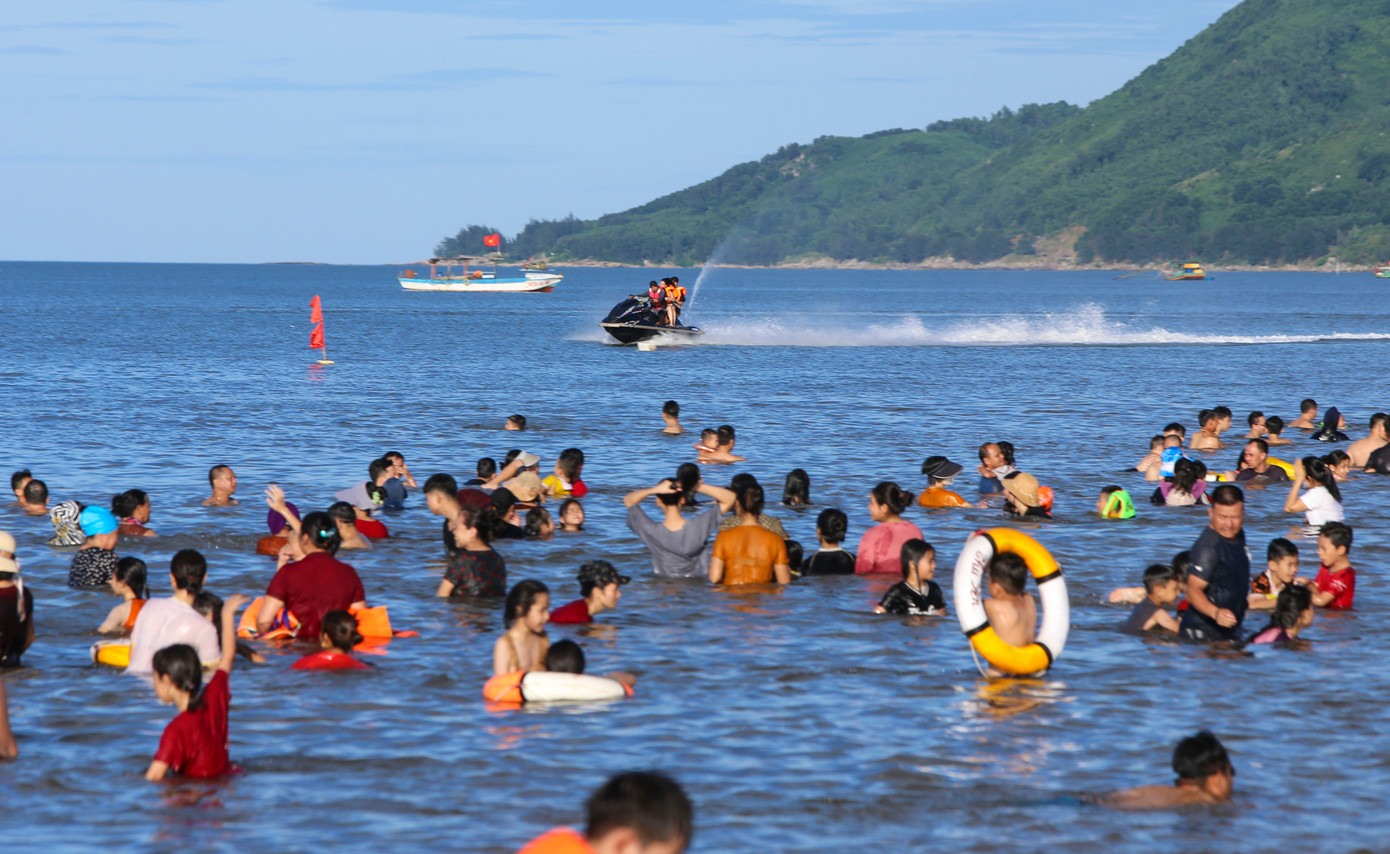 Ngành du lịch Hà Tĩnh thống kê, trong 6 tháng đầu năm 2025, Hà Tĩnh đón hơn 2,8 triệu lượt khách tham quan, du lịch. Riêng Khu du lịch Thiên Cầm, đón hơn 72.000 lượt khách, doanh thu hàng chục tỷ đồng.