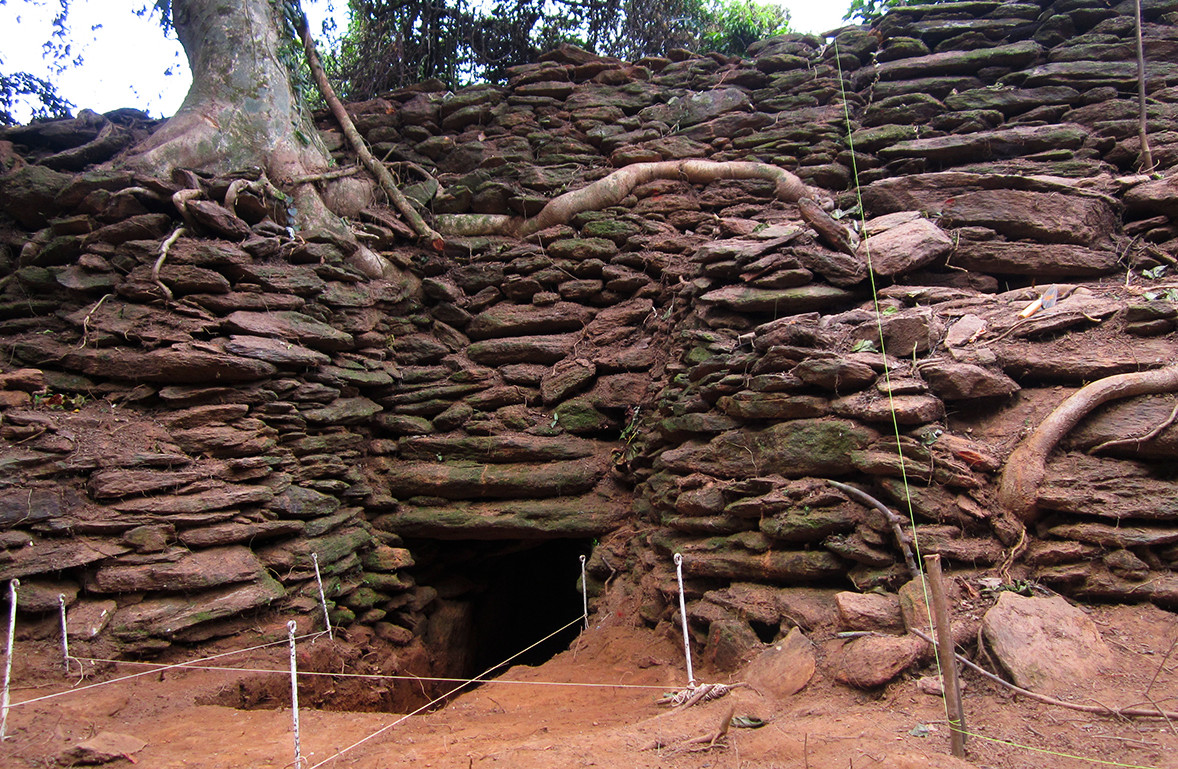 Cứ khoảng 3 m dưới chân thành hoặc trên thân thành lại trổ một lỗ hình vuông dạng phễu mặt trước to mặt sau thu nhỏ lại. Mặt trước có kích thước hơn 1,2 m, mặt sau khoảng 0,8 m, có công dụng vừa làm lỗ thoát nước vừa như là lỗ châu mai chạy xuyên qua thân lũy.