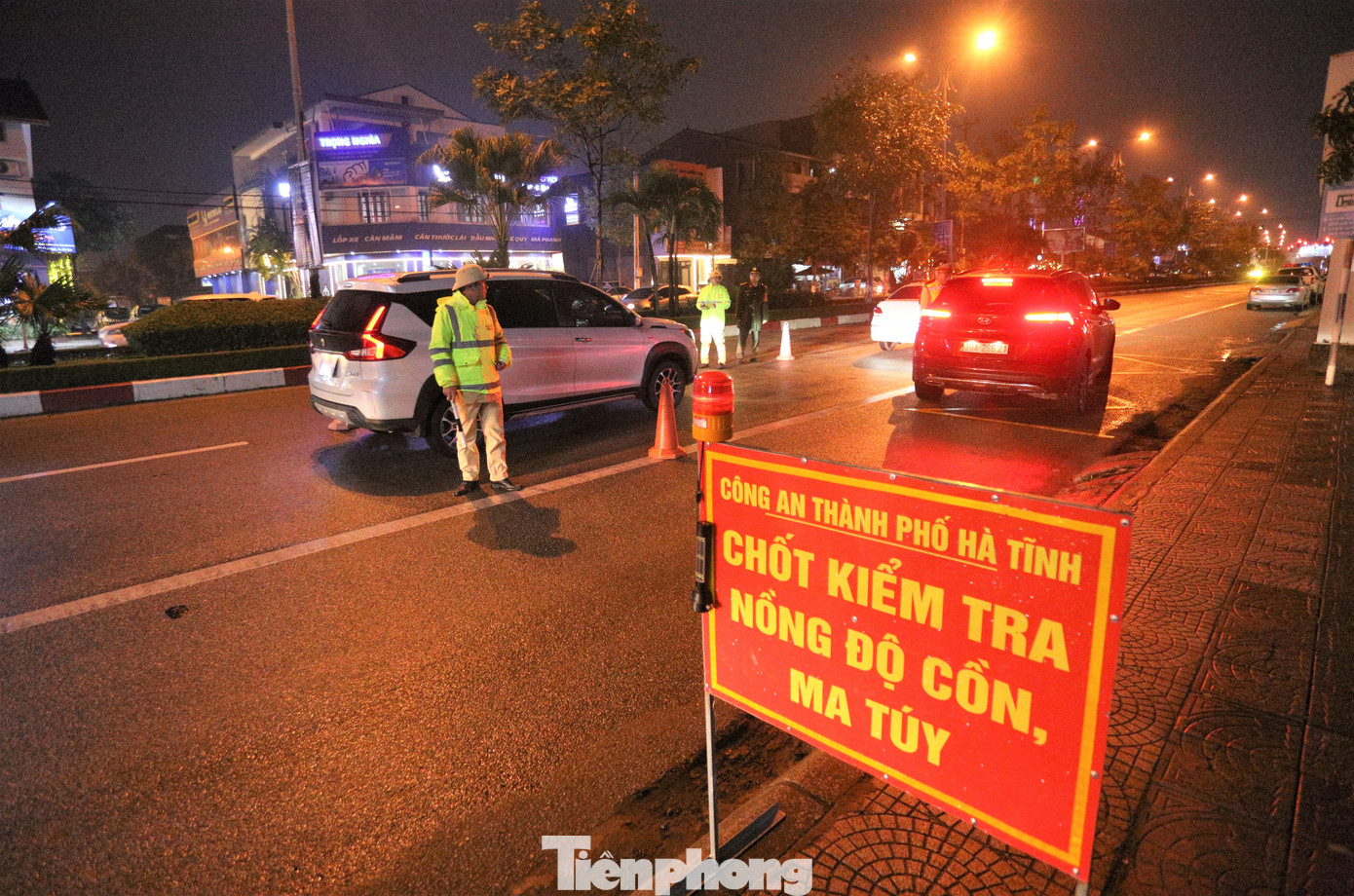 Những ngày qua, lực lượng Công an tỉnh Hà Tĩnh tiếp tục tăng cường các chốt kiểm tra nồng độ cồn người tham gia giao thông từ các tuyến quốc lộ đến đường liên xã ở tất cả các huyện.