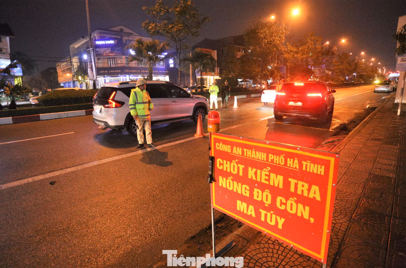 Những ngày qua, lực lượng Công an tỉnh Hà Tĩnh tiếp tục tăng cường các chốt kiểm tra nồng độ cồn người tham gia giao thông từ các tuyến quốc lộ đến đường liên xã ở tất cả các huyện.