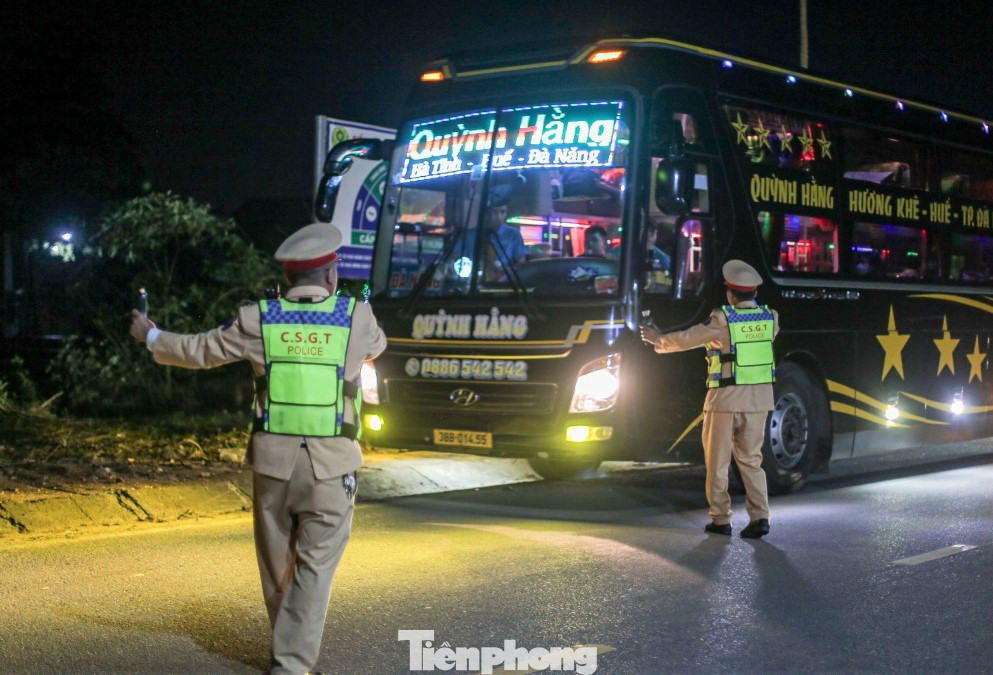 Tại các huyện, thị xã trên địa bàn, ngoài kiểm tra nồng độ cồn, lực lượng công an cũng kiểm tra chất ma túy, vi phạm tốc độ, đón trả khách của các phương tiện vận tải và vận tải hành khách. Công an sở tại cũng tuyên truyền đến các hộ kinh doanh ăn uống, cảnh báo việc người dân không nên điều khiển phương tiện khi đã sử dụng rượu bia.