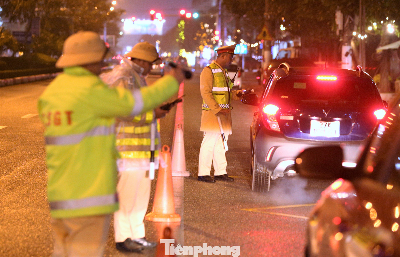 Công an tỉnh Hà Tĩnh triển khai đợt cao điểm từ 11/1 đến 9/3. Nửa tháng triển khai, cảnh sát địa phương đã phát hiện hàng nghìn trường hợp vi phạm, trong đó tình trạng vi phạm nồng độ cồn giảm dần.