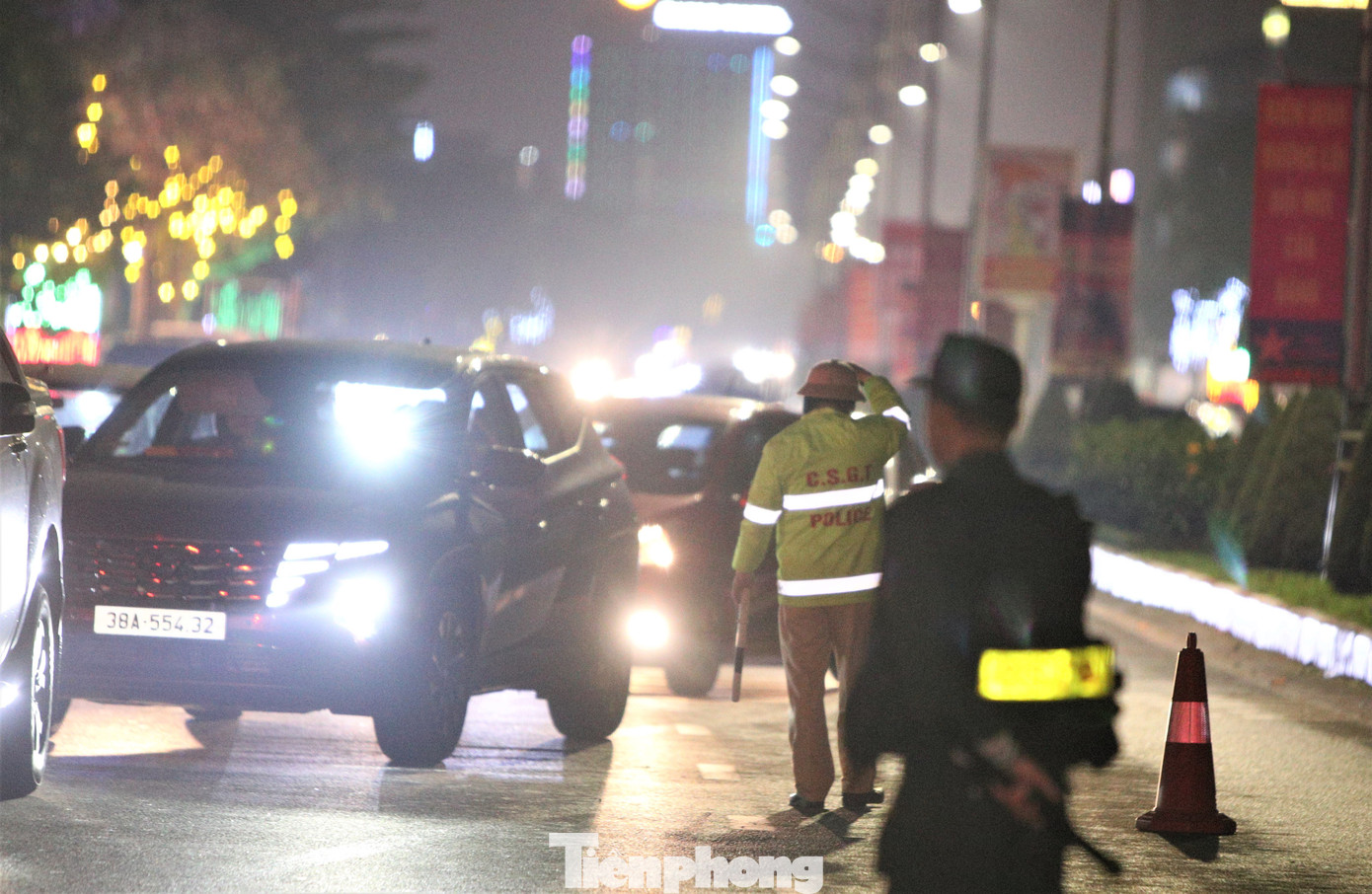 Dù thời tiết ngoài trời tại Hà Tĩnh xuống dưới 10 độ C, có mưa song việc xử lý “ma men” vẫn được tiến hành đều đặn.