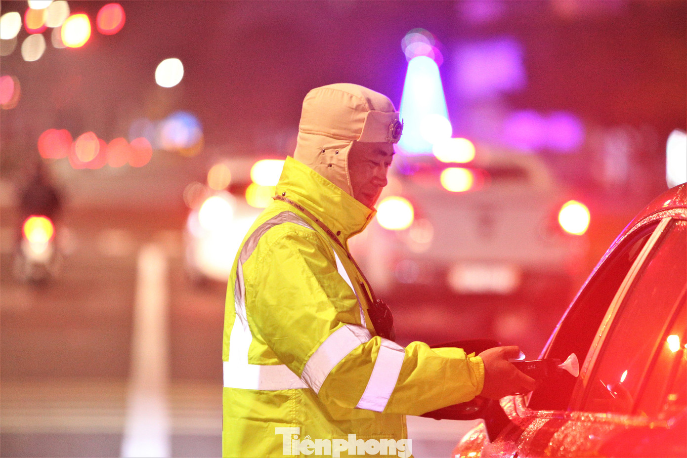 Ba ngày qua, khu vực Hà Tĩnh có mưa, nhiệt độ giảm sâu song lực lượng cảnh sát vẫn túc trực trên mọi nẻo đường.