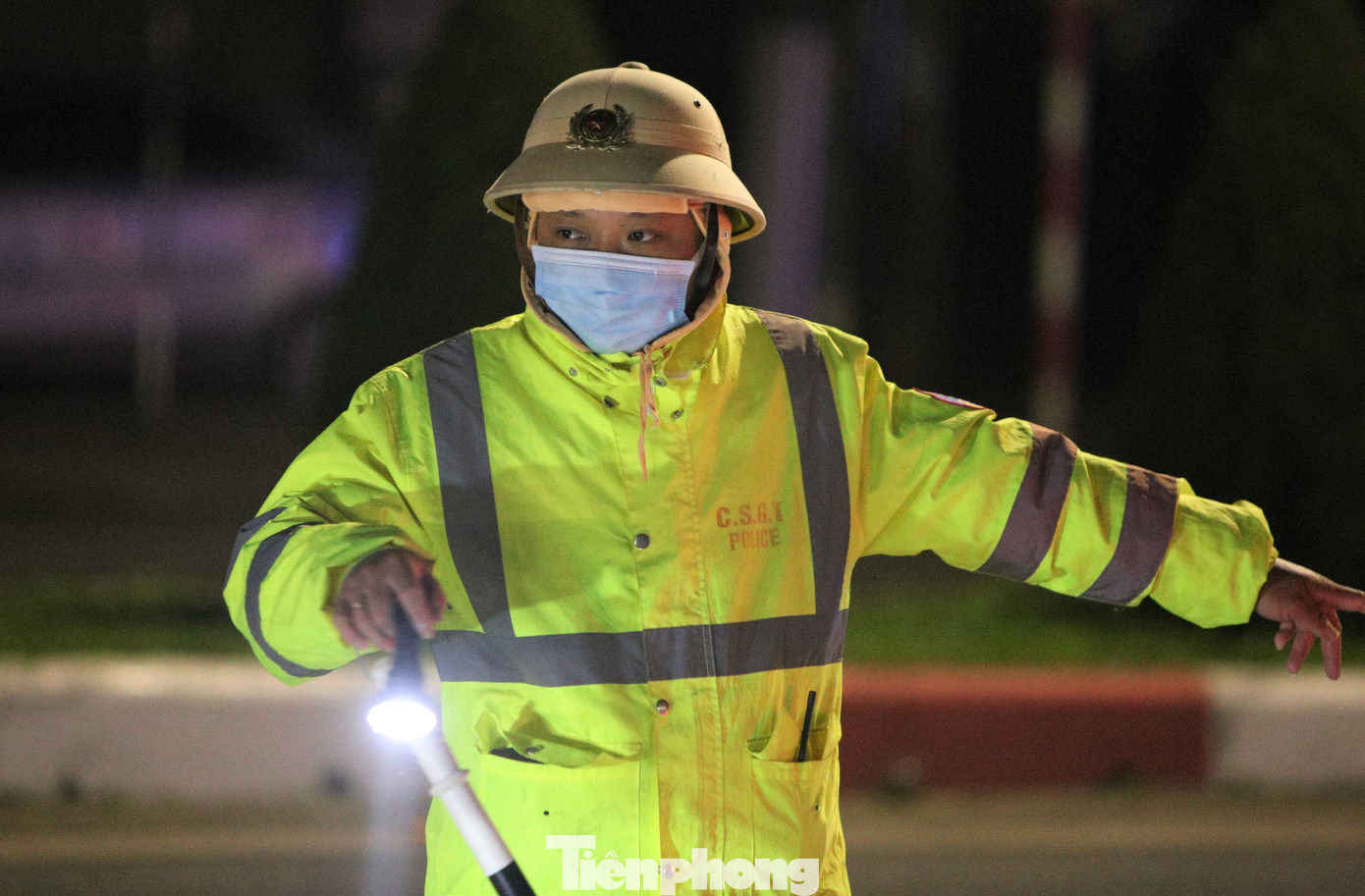 Trong hình, cảnh sát phải bịt kín, giữ đủ ấm, xuyên đêm kiểm tra, phát hiện người vi phạm.