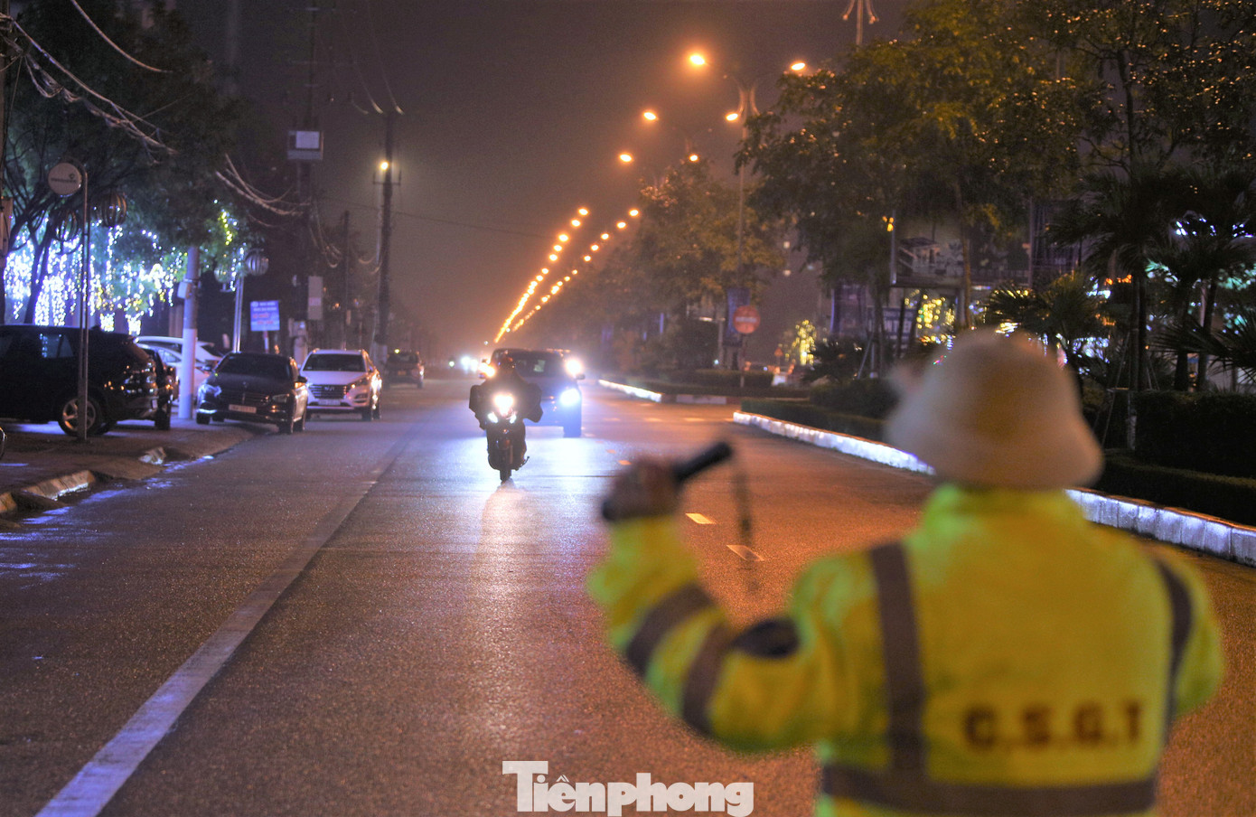 Theo ghi nhận của PV Tiền Phong, trên trục tuyến Quốc lộ 1A từ thị trấn Thạch Hà vào đến trung tâm TP Hà Tĩnh, chỉ dài 5-7km song có đến 3 chốt kiểm tra nồng độ cồn và các vi phạm khác.