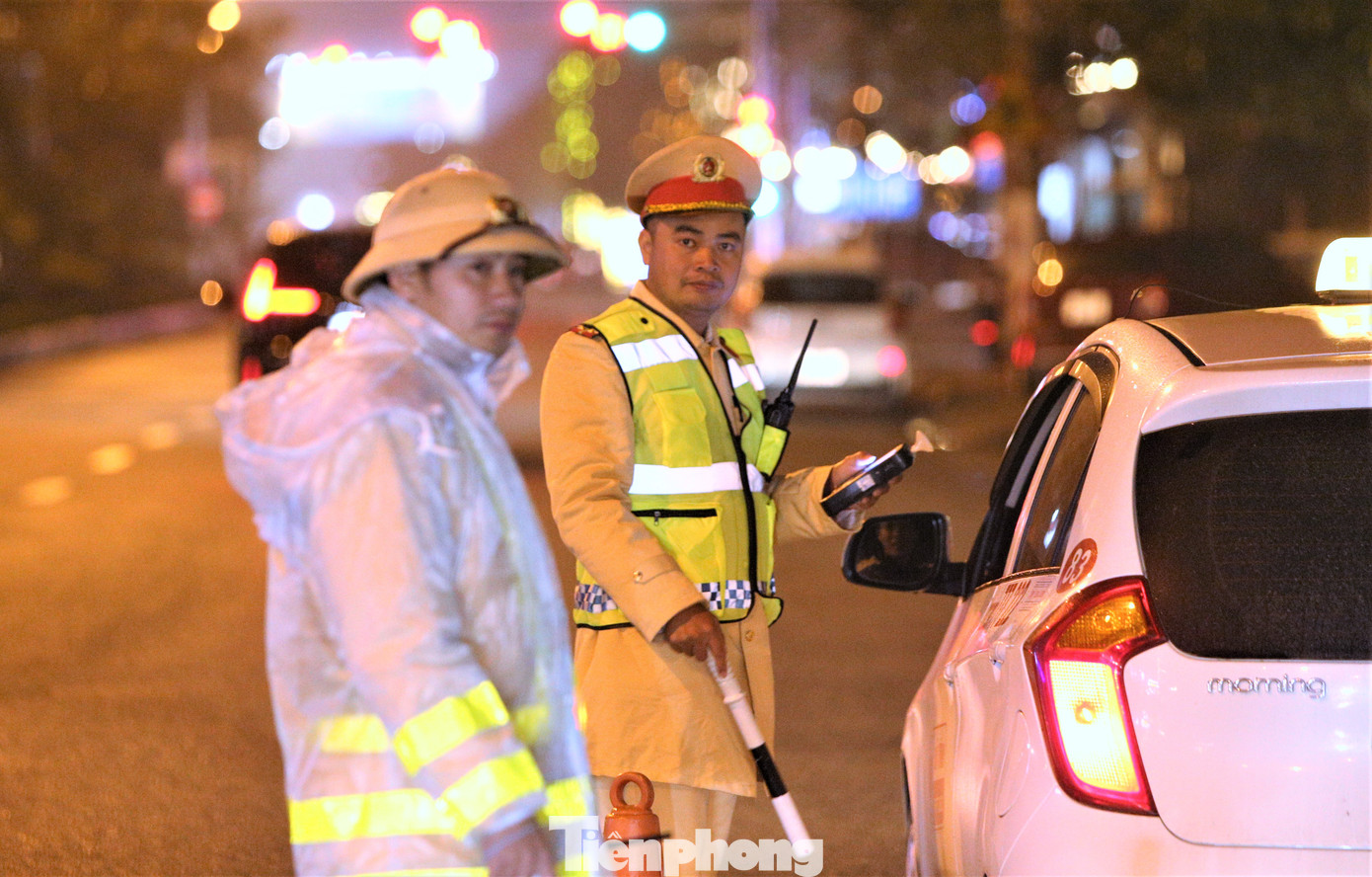 Công an Hà Tĩnh xuyên đêm kiểm tra, xử lý vi phạm nồng độ cồn.