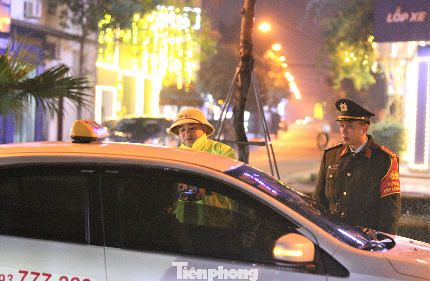 Việc kiểm tra tại chốt của lực lượng Cảnh sát giao thông luôn có sự giám sát của tổ kiểm tra điều lệnh của Công an tỉnh.