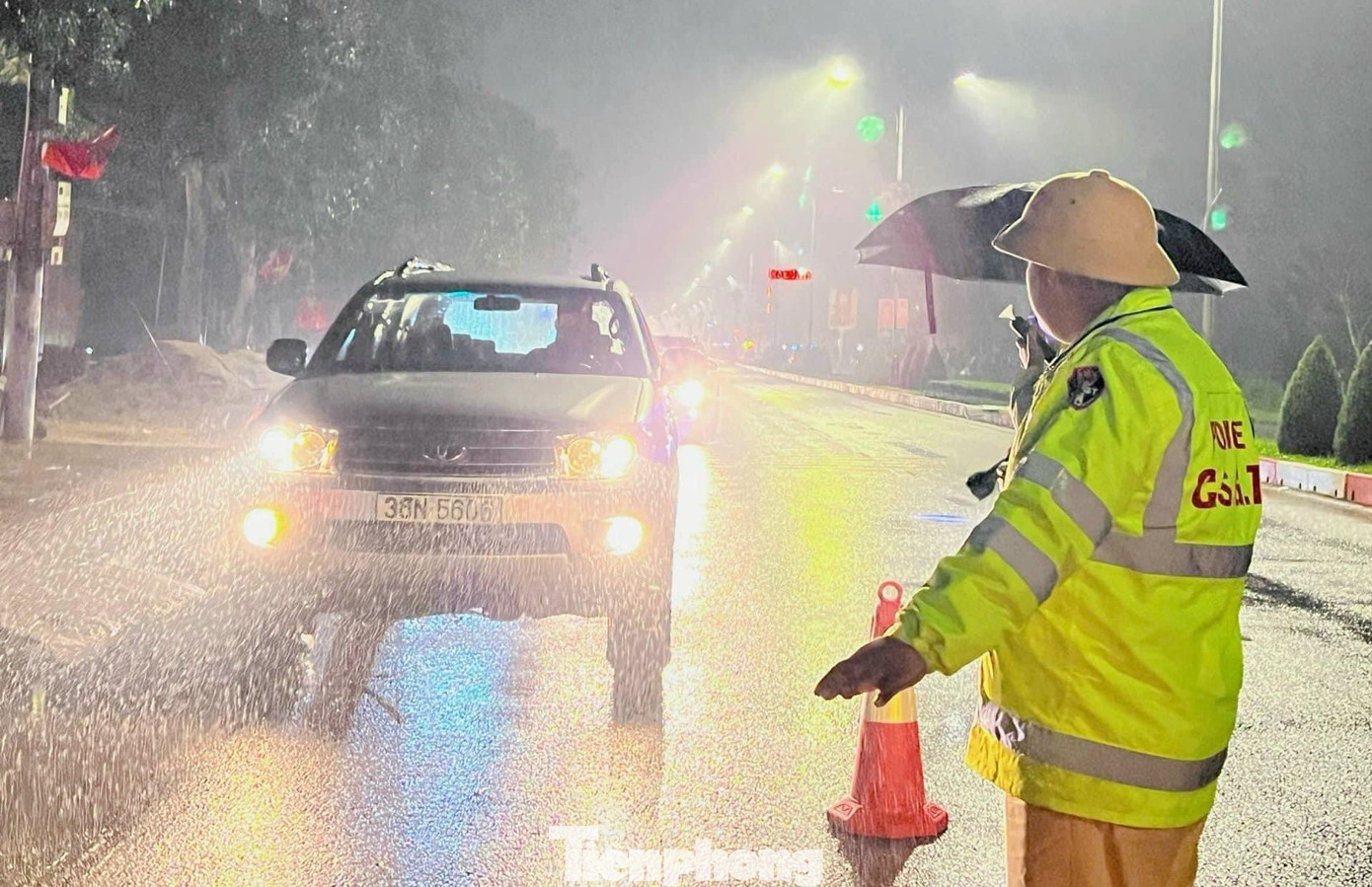 Ba ngày qua, khu vực Hà Tĩnh có mưa, nhiệt độ giảm sâu song lực lượng cảnh sát vẫn túc trực trên mọi nẻo đường.