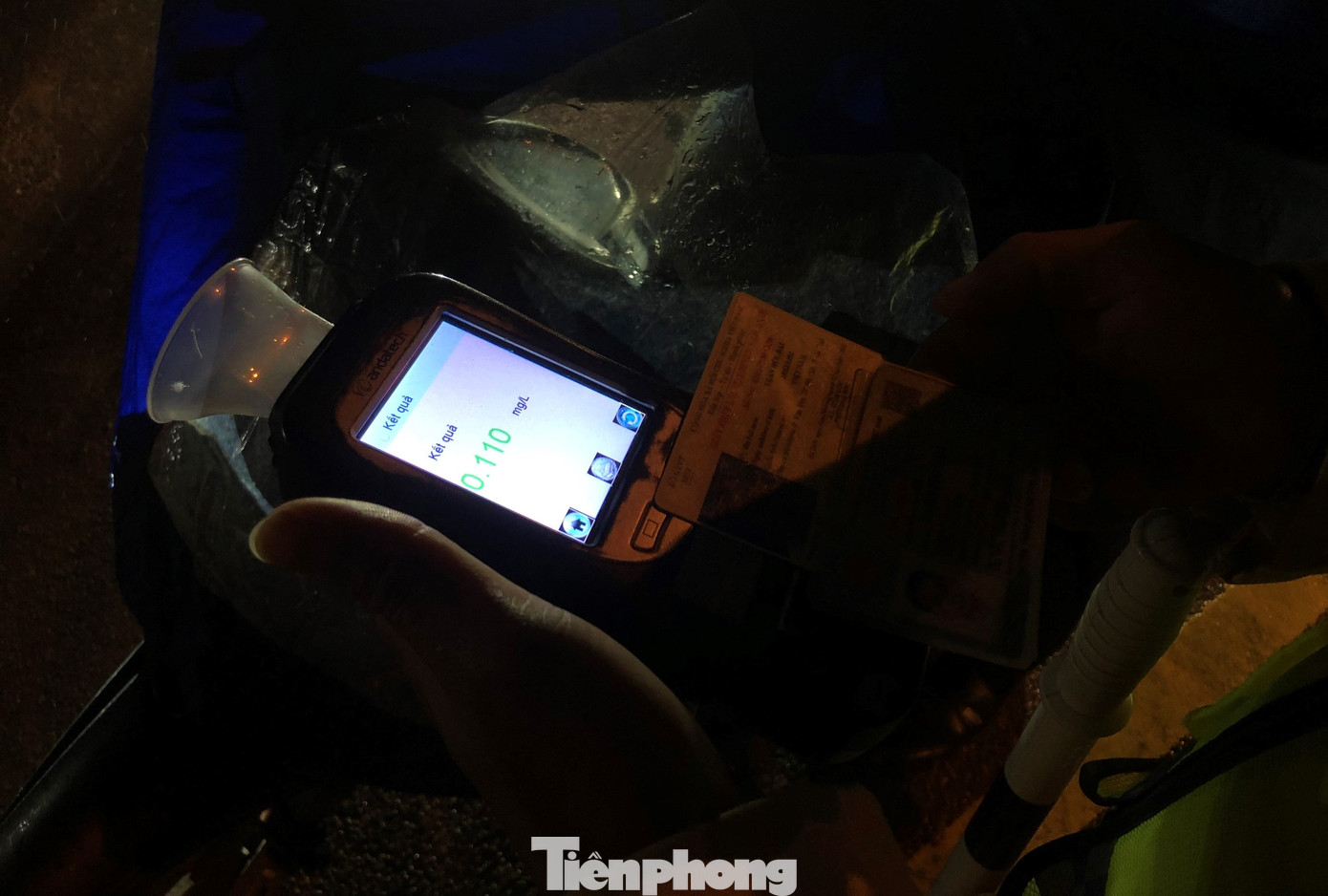 “Với người vi phạm sẽ bị phạt ở mức cao nên người dân đã chấp hành tốt việc không điều khiển xe khi đã sử dụng rượu bia. Ngoài xử lý nồng độ cồn, cảnh sát còn kiểm tra chuyên sâu về ma túy và các vi phạm khác để đảm bảo trật tự, an toàn vào dịp Tết”, vị cán bộ thông tin.