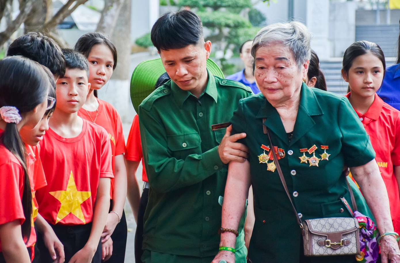 Những ngày tháng 4 lịch sử, những cựu binh, cựu thanh niên xung phong từng tham gia mở đường, giữ huyết mạch giao thông qua “tọa độ lửa” Ngã ba Đồng Lộc cũng đến tham quan triển lãm.