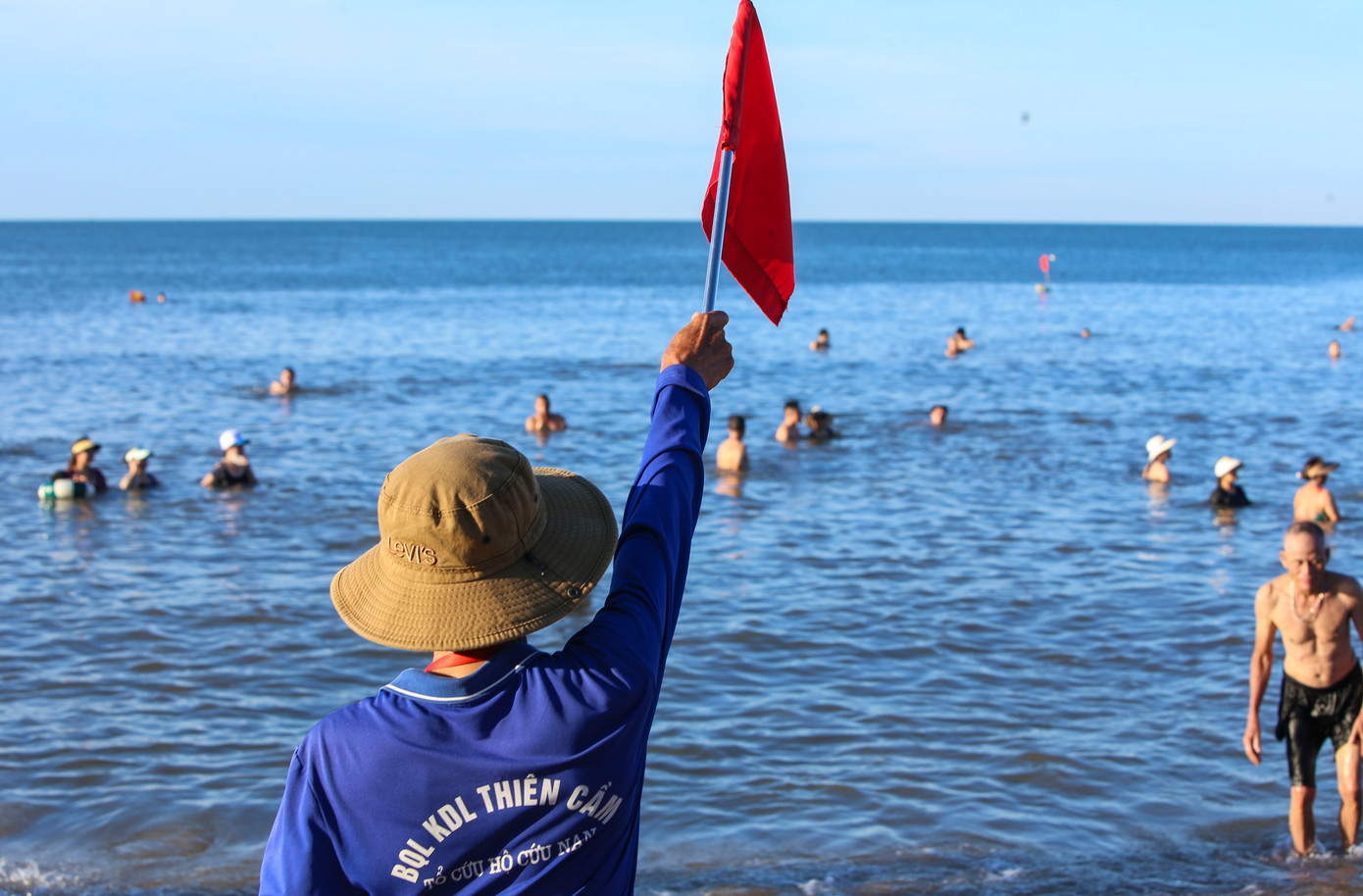Lực lượng cứu hộ, cứu nạn thuộc BQL Khu du lịch biển Thiên Cầm luôn có mặt, cảnh báo người dân, du khách không tắm ra quá xa.
