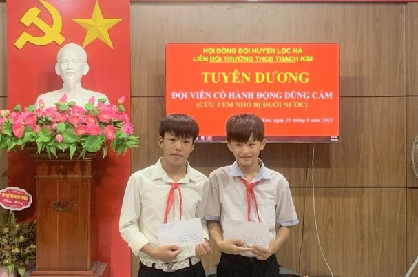 Hai nam sinh được tuyên dương sau hành động dũng cảm.