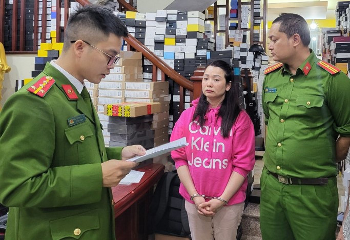 Khởi tố "bà trùm" Bùi Thị Hương. Khởi tố "bà trùm" Bùi Thị Hương.