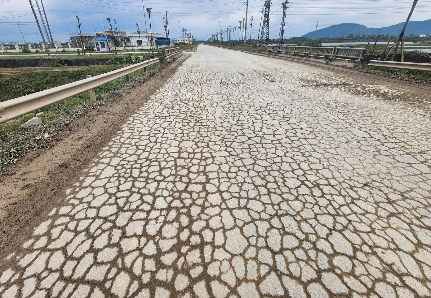 “Dọc các tuyến đường này rất nhiều học sinh và công nhân đi lại nên rất nguy hiểm. Trong khi xe chạy từng đoàn, có tài xế còn vượt ẩu khiến bụi kín mặt, không thấy đường”, người dân phường Kỳ Thịnh lo lắng. Trong hình là mặt đường Hà Huy Tập xuống cấp, hư hỏng.