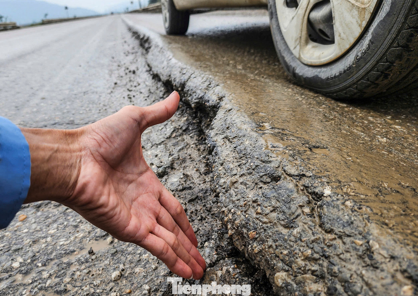 “Các đơn vị dự kiến hoàn thiện thảm nhựa mặt đường trước Tết Nguyên đán để phục vụ đi lại. Tuy nhiên, do việc xe tải chở vật liệu chạy với mật độ cao, phục vụ san lấp một dự án khác nên gặp khó cho việc hoàn thiện xây dựng. Ban đã làm việc với đơn vị liên quan, phối hợp phân chia đường, tạo luồng di chuyển để nhà thầu có thể thi công sớm”, vị đại diện Ban quản lý dự án Đầu tư xây dựng Khu vực Khu Kinh tế tỉnh Hà Tĩnh thông tin. Trong ảnh: Mặt đường gãy nứt thành hố sâu, luống dài.
