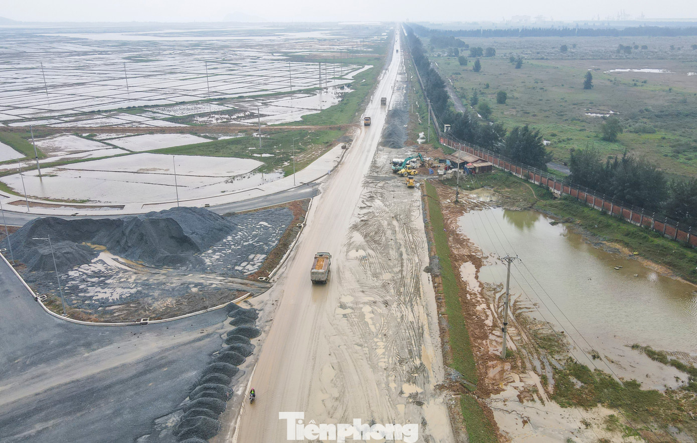 Một số vị trí trên tuyến trục chính trung tâm nối Quốc lộ 1 đoạn tránh thị xã Kỳ Anh đến cụm cảng nước sâu Sơn Dương, gặp khó khăn, nhà thầu phải tạm dừng thi công hoặc thi công “nhảy cóc” do lưu lượng phương tiện vận tải chở đất san lấp tăng cao. Cùng với đó, điều kiện thời tiết dịp cuối năm, mưa và độ ẩm lớn khiến việc thi công bị cản trở.