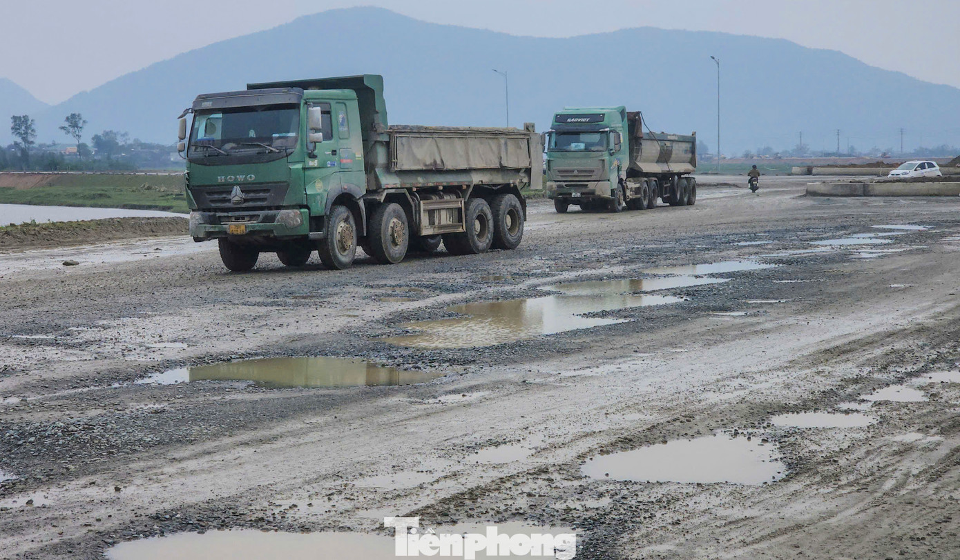 Những ngày này, dọc các tuyến đường từ Quốc lộ 1A về Khu kinh tế Vũng Áng, cảng Sơn Dương, cảng Vũng Áng (thị xã Kỳ Anh, Hà Tĩnh), xuất hiện hàng chục điểm nứt gãy, chi chít “ổ voi, ổ gà” trên mặt đường.