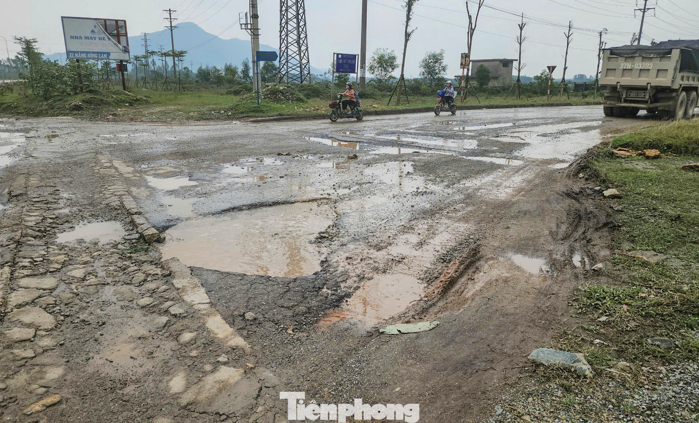 Người dân địa phương cho biết tuyến đường này nhiều người đi lại, đặc biệt là học sinh. Tuy nhiên gần 1 tháng qua, xe tải chở đất, đá chạy liên tục khiến tuyến đường bị gãy nứt, xuống cấp nhanh.