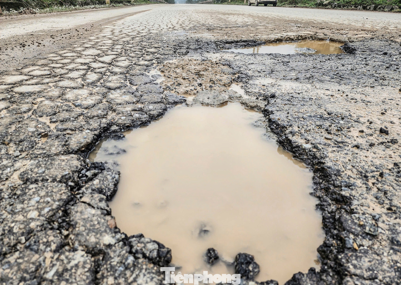 Ngoài ra, nhiều tuyến đường qua Cụm Công nghiệp Kỳ Hưng, đường Trần Phú, Phan Phú Tiên, các tuyến từ Quốc lộ 1A ra tuyến tránh thị xã Kỳ Anh... di chuyển về Khu kinh tế Vũng Áng cũng xảy ra tình trạng hư hỏng, xuống cấp nghiêm trọng.