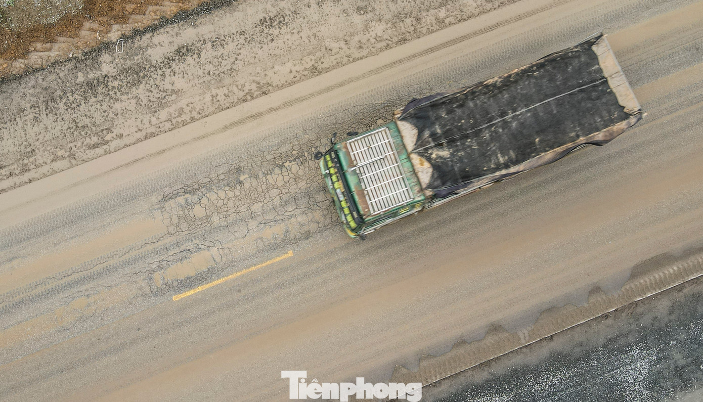 “Các đơn vị dự kiến hoàn thiện thảm nhựa mặt đường trước Tết Nguyên đán để phục vụ đi lại. Tuy nhiên, do việc xe tải chở vật liệu chạy với mật độ cao, phục vụ san lấp một dự án khác nên gặp khó cho việc hoàn thiện xây dựng. Ban đã làm việc với đơn vị liên quan, phối hợp phân chia đường, tạo luồng di chuyển để nhà thầu có thể thi công sớm”, vị đại diện Ban quản lý dự án Đầu tư xây dựng Khu vực Khu Kinh tế tỉnh Hà Tĩnh thông tin. Trong ảnh: Mặt đường gãy nứt thành hố sâu, luống dài.