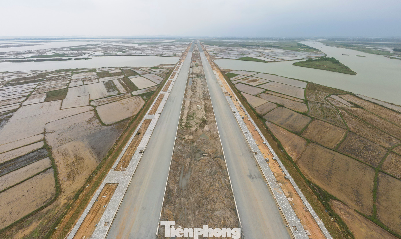 Ông Trần Kiên - Trưởng phòng Giám sát, điều hành dự án thuộc Ban quản lý dự án Đầu tư xây dựng Khu vực Khu Kinh tế tỉnh Hà Tĩnh (chủ đầu tư dự án) cho biết, toàn tuyến có chiều dài hơn 18,4 km.