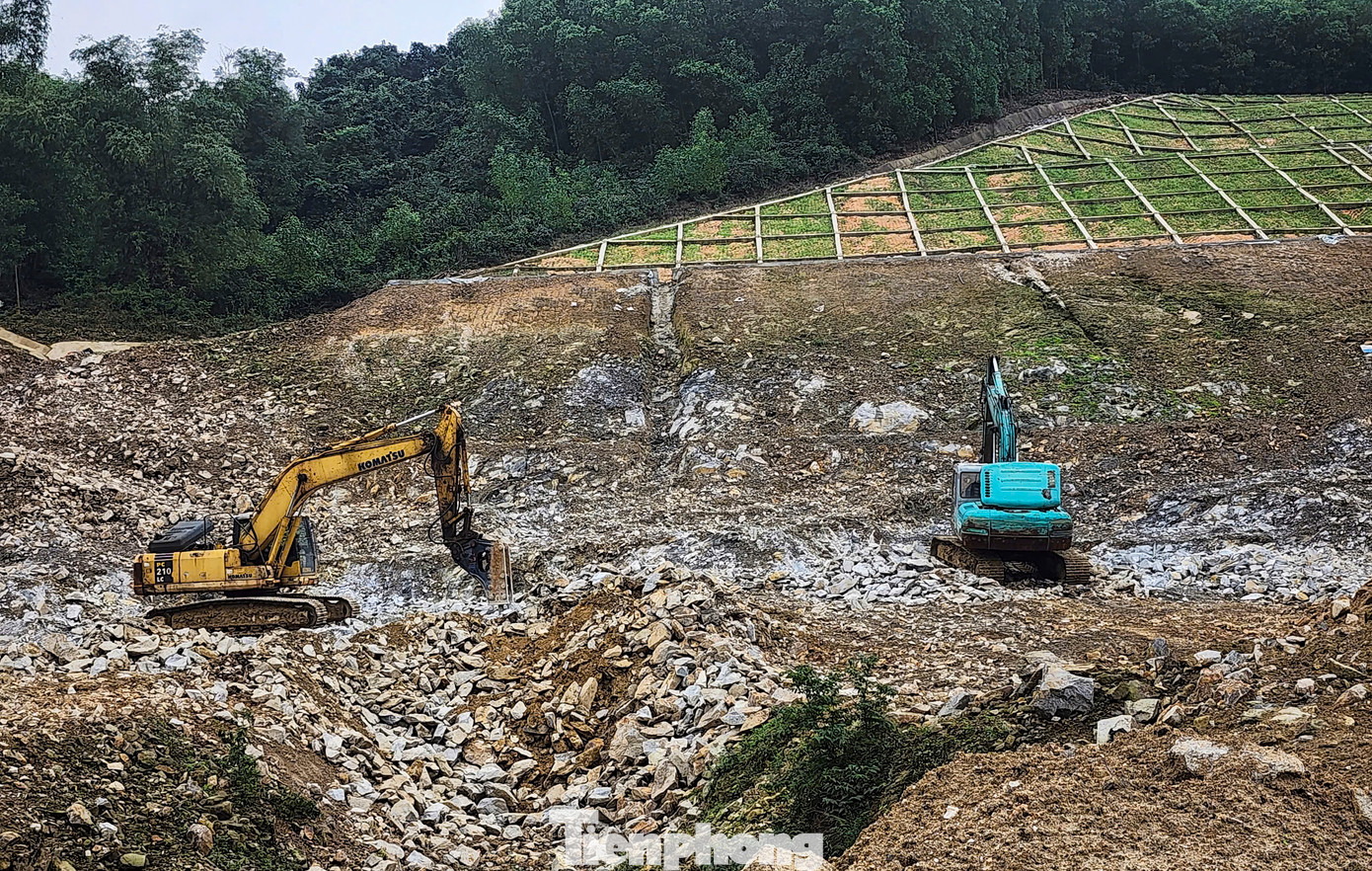 Sau khi hạ và tận dụng đất, đá đắp nền đường, đơn vị thực hiện dự án đã kè mái taluy và trồng cỏ chống sạt lở.