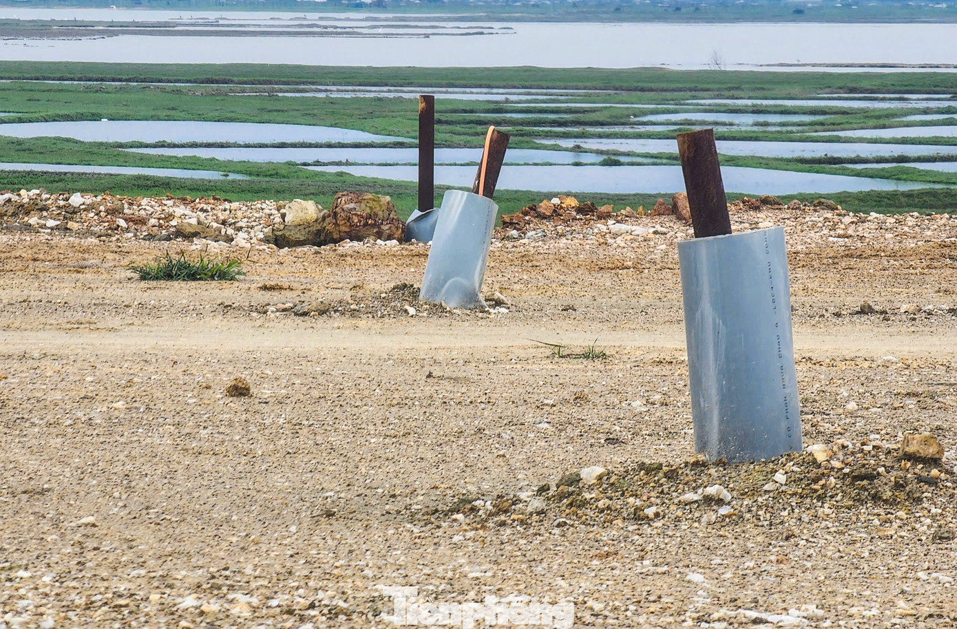 Tại gói 18.XL do liên doanh công ty CP Phú Tài miền Trung và Tổng công ty 36 thi công. Do thi công phần lớn ở khu vực đồng trũng, nền đất yếu nên việc gia tải, chờ lún, xử lý nền được kiểm soát kỹ càng.