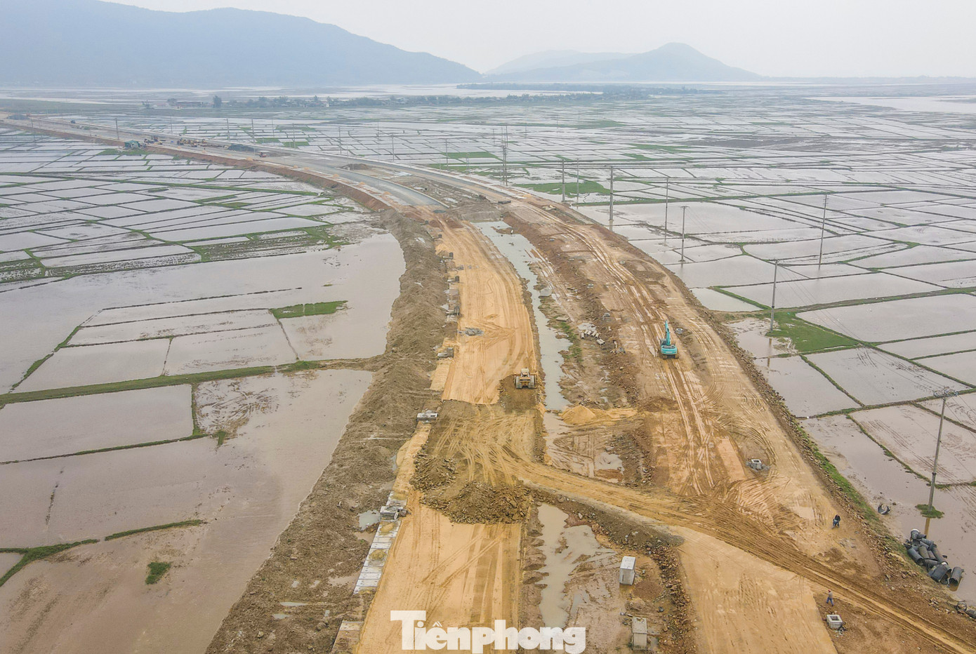 Đây là dự án trọng điểm, có tính kết nối, chia sẻ giao thông, tạo điều kiện thu hút đầu tư nên các nhà thầu đang tập trung nguồn lực để thi công.