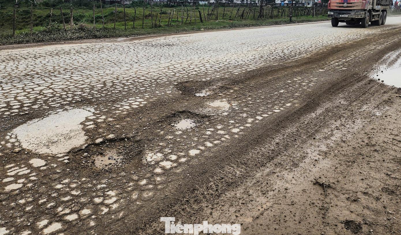 Mặt đường Hà Huy Tập gãy nát, chi chít ổ voi, ổ gà.