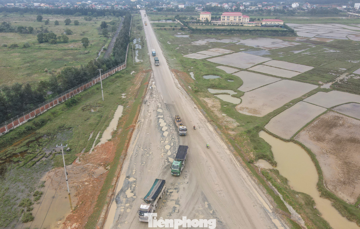 Theo ghi nhận, tuyến đường Nguyễn Trãi từ Quốc lộ 1A về cảng Sơn Dương đang thi công mở rộng là gói thầu nằm trong dự án Đường trục chính trung tâm Quốc lộ 1 đoạn tránh thị xã Kỳ Anh đến cụm cảng nước sâu Vũng Áng – Sơn Dương. Tuy nhiên việc thi công phải tạm dừng, “nhảy cóc’ do nhiều vị trí trên tuyến qua phường Kỳ Thịnh bị “cày xới”, tạo thành những ổ voi rộng hơn 1m, sâu khoảng 30cm.