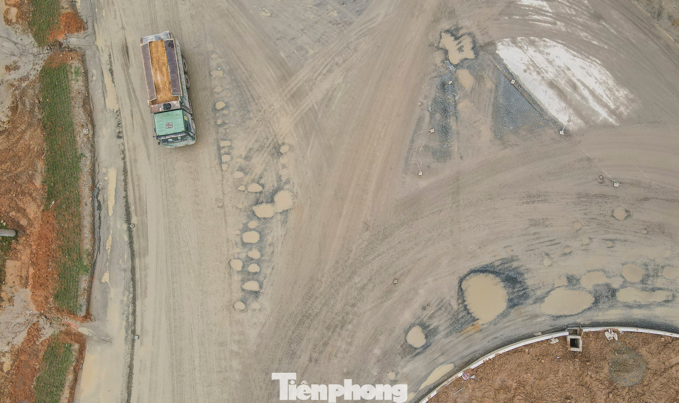 Theo Ban quản lý dự án Đầu tư xây dựng Khu vực Khu Kinh tế tỉnh Hà Tĩnh, gói thầu có nhiều vị trí bị “cày xới”, hư hỏng do Công ty Xây dựng Sông Ba và Công ty TNHH Xây dựng, thương mại Hoàng Ngọc đảm nhận thi công. Nhưng hiện nhà thầu phải tạm dừng thi công do lưu lượng phương tiện vận tải chở vật liệu xây dựng tăng cao và một phần do thời tiết.