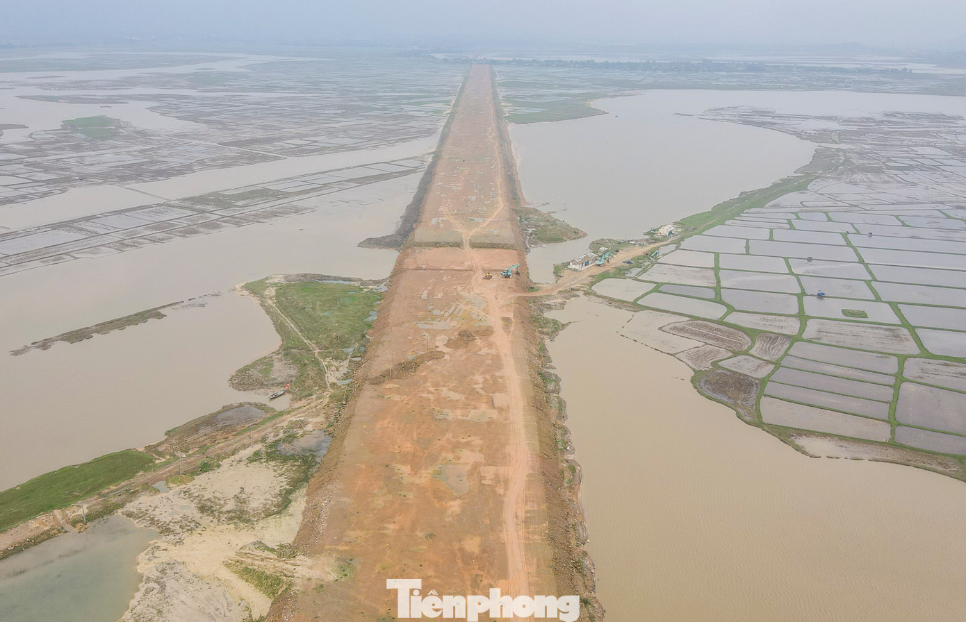 "Đến nay tiến độ dự án đã đạt hơn 40%. Thời tiết cuối năm mưa nhiều, độ ẩm cao khiến việc thi công gặp khó khăn. Ngoài ra, mặt bằng còn có một số vướng mắc ở phần đất phi nông nghiệp của 265 hộ và 3 tổ chức bị ảnh hưởng. Một số hạ tầng kỹ thuật như đường điện 35kV, đường nước sạch, cáp viễn thông... chưa di dời. Chủ đầu tư đã làm việc với địa phương và ngành liên quan để sớm có mặt bằng thi công dự án”, đại diện chủ đầu tư thông tin.
