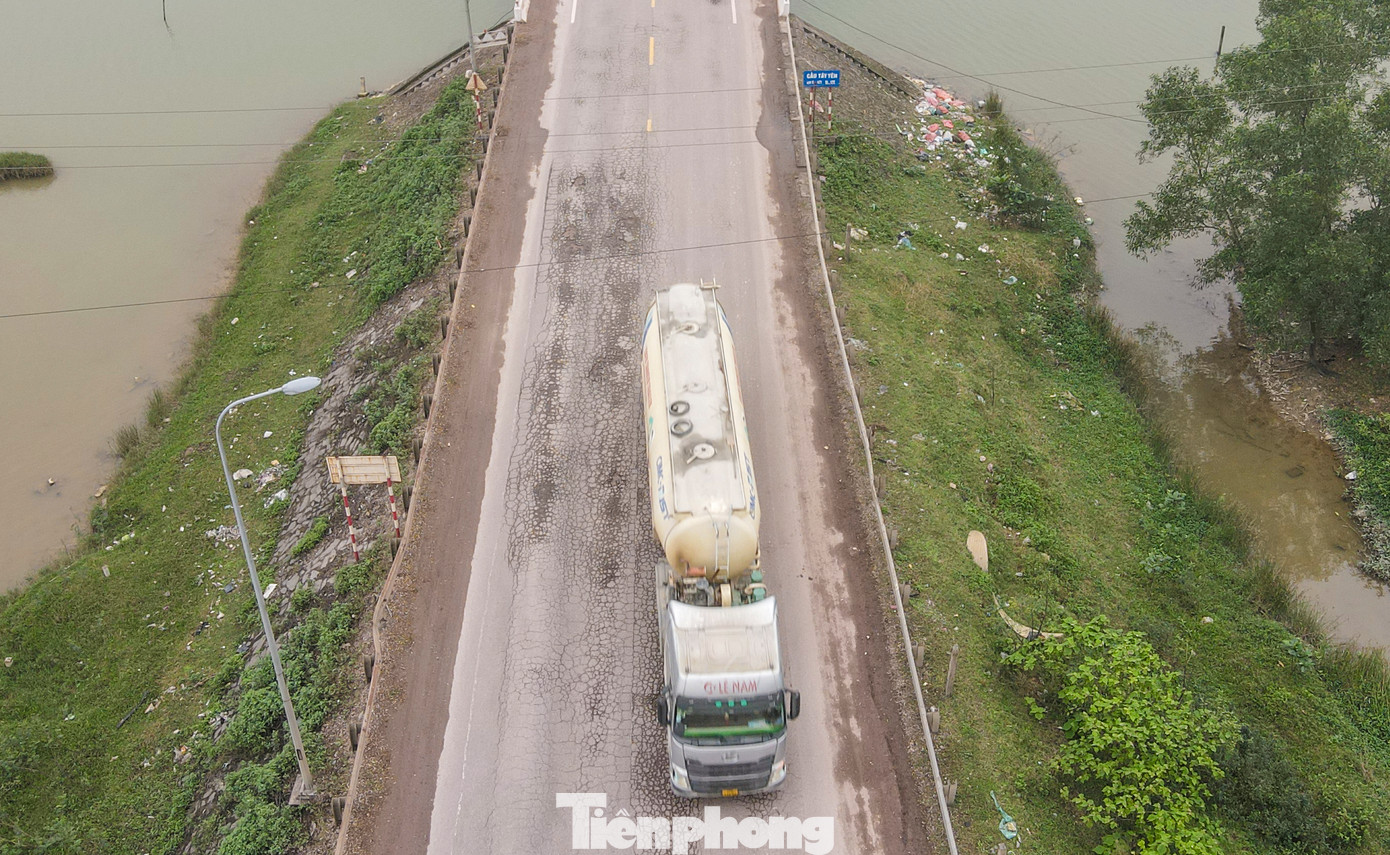 Dọc Quốc lộ 12C xuống khu vực cảng Vũng Áng, nhiều vị trí cũng nứt gãy. Trong hình là mặt đường đoạn qua cầu Tây Yên (phường Kỳ Thịnh) xuống cấp.