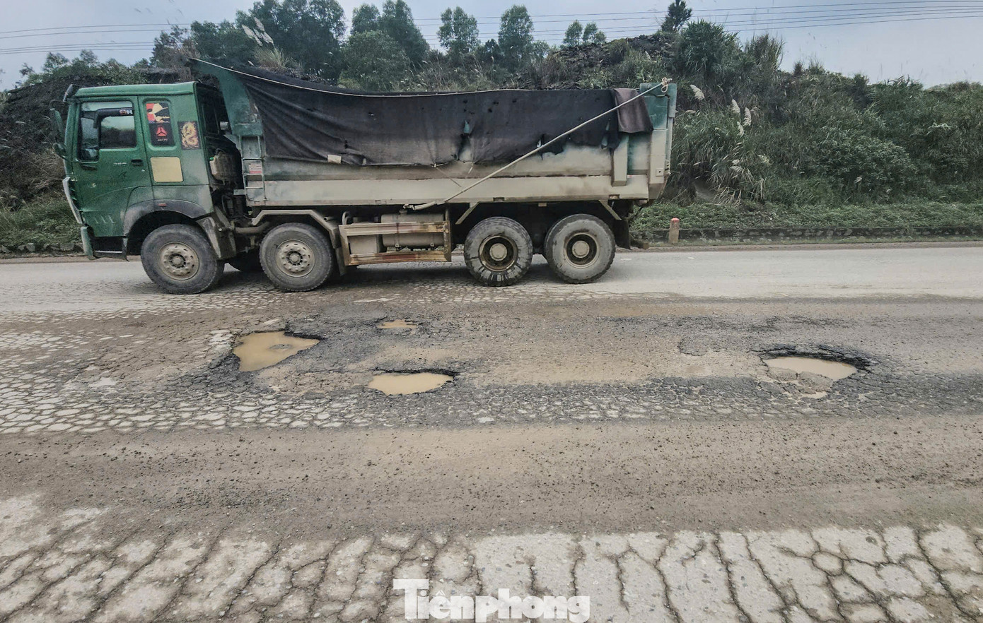 Trong ảnh là mặt đường từ tuyến tránh thị xã Kỳ Anh về Khu kinh tế Vũng Áng bị gãy nứt, ổ voi, ổ gà.
