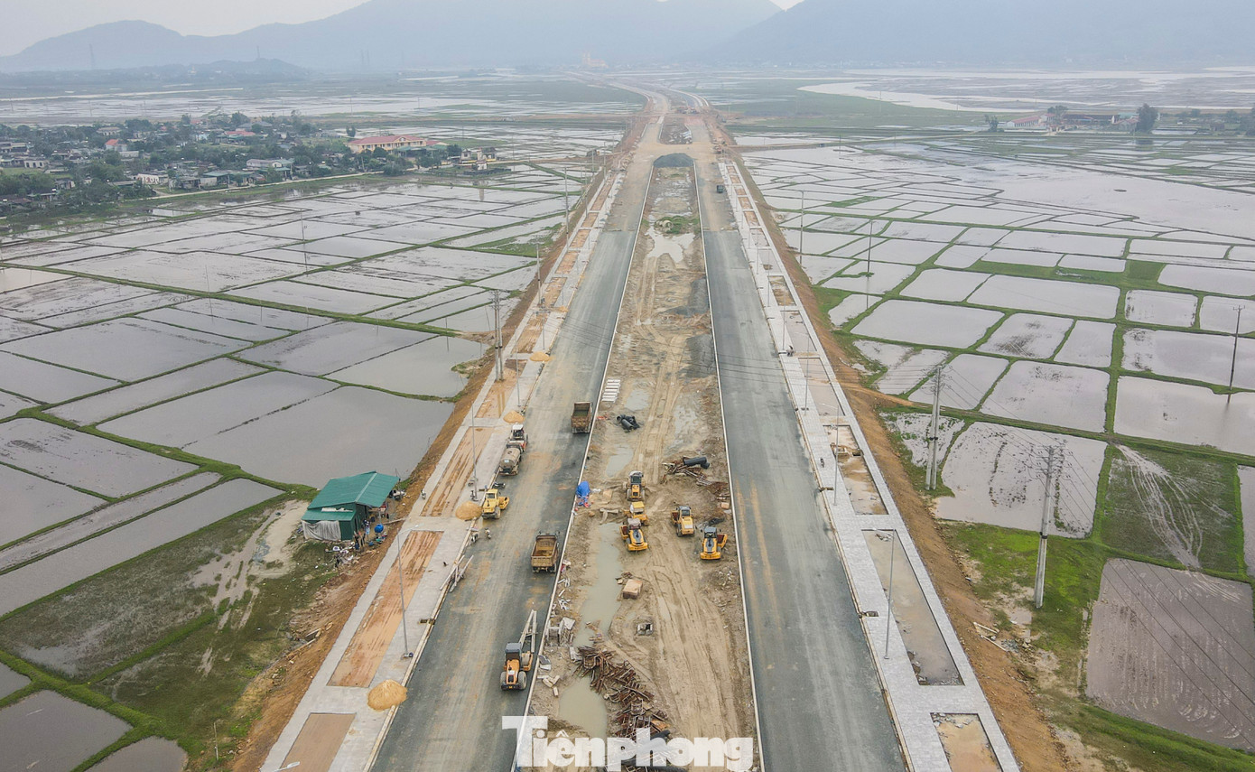 Đơn vị thực hiện dự án tập trung nhân lực, máy móc, hoàn thiện việc thảm nhựa mặt đường và lề đường.