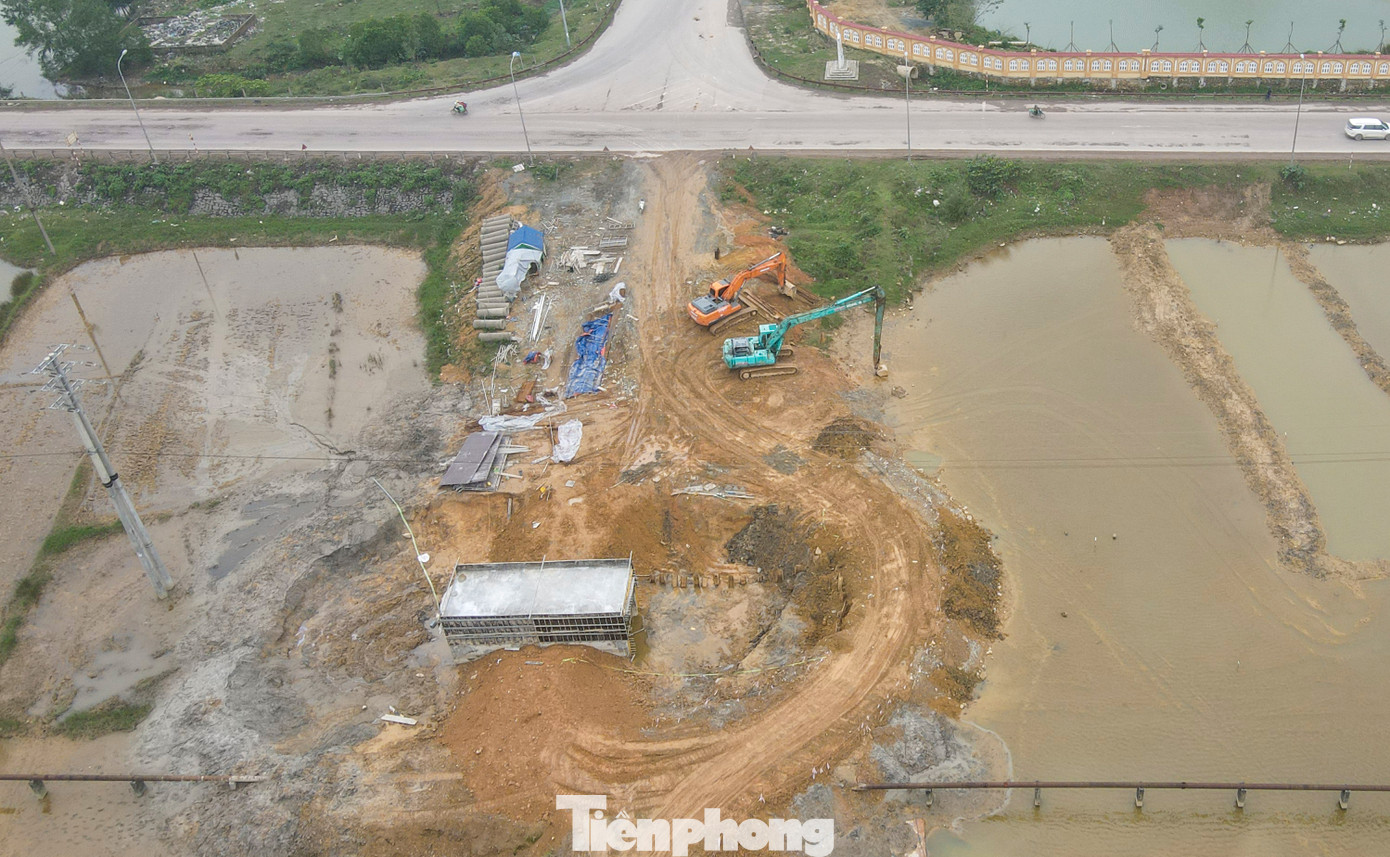 Cầu, cống cỡ lớn dọc tuyến đang được hoàn thiện.