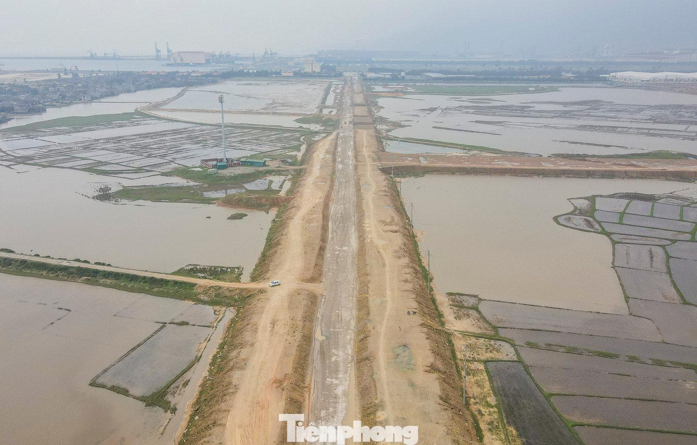 Trong đó được phân thành 2 tuyến: Tuyến trục chính nối QL1 đoạn tránh thị xã Kỳ Anh xuống cảng Sơn Dương và tuyến đường ngang kết nối QL12C đi Khu liên hợp gang thép Formosa Hà Tĩnh. Tổng mức đầu tư 2 đoạn tuyến hơn 2.000 tỷ đồng.