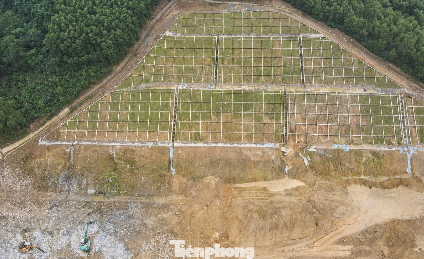 Sau khi hạ và tận dụng đất, đá đắp nền đường, đơn vị thực hiện dự án đã kè mái taluy và trồng cỏ chống sạt lở.