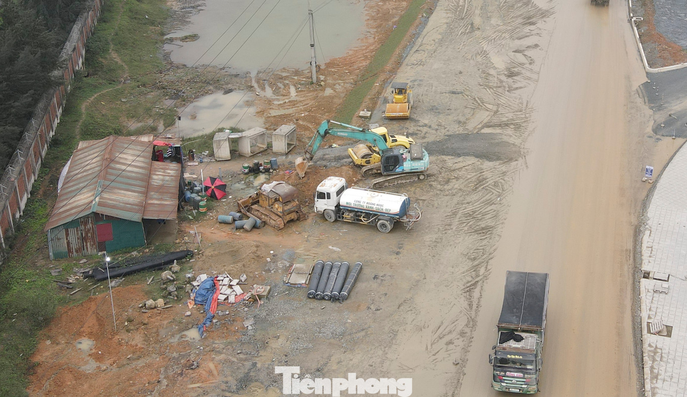 “Đoạn đường đã được cấp phối đá dăm và chờ thảm nhựa nhưng việc hàng nghìn lượt xe tải chở đất, đá chạy mỗi ngày khiến chúng tôi không thể thi công. Đơn vị đành tạm dừng, đưa máy móc thi công ở vị trí khác để chờ chủ đầu tư làm việc, phân luồng, giảm lượng xe mới có thể thi công”, đại diện đơn vị thực hiện dự án cho hay.